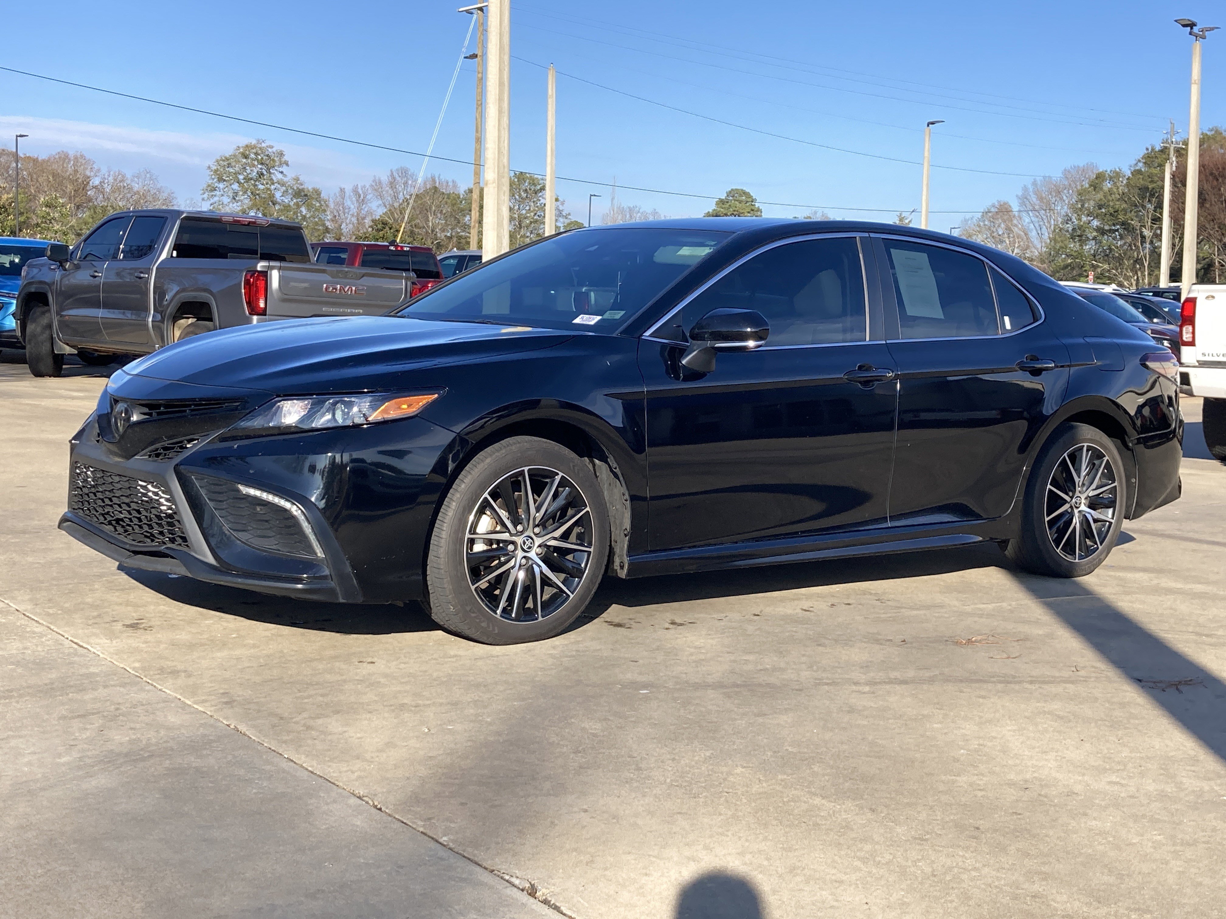 2023 Toyota Camry SE's photo