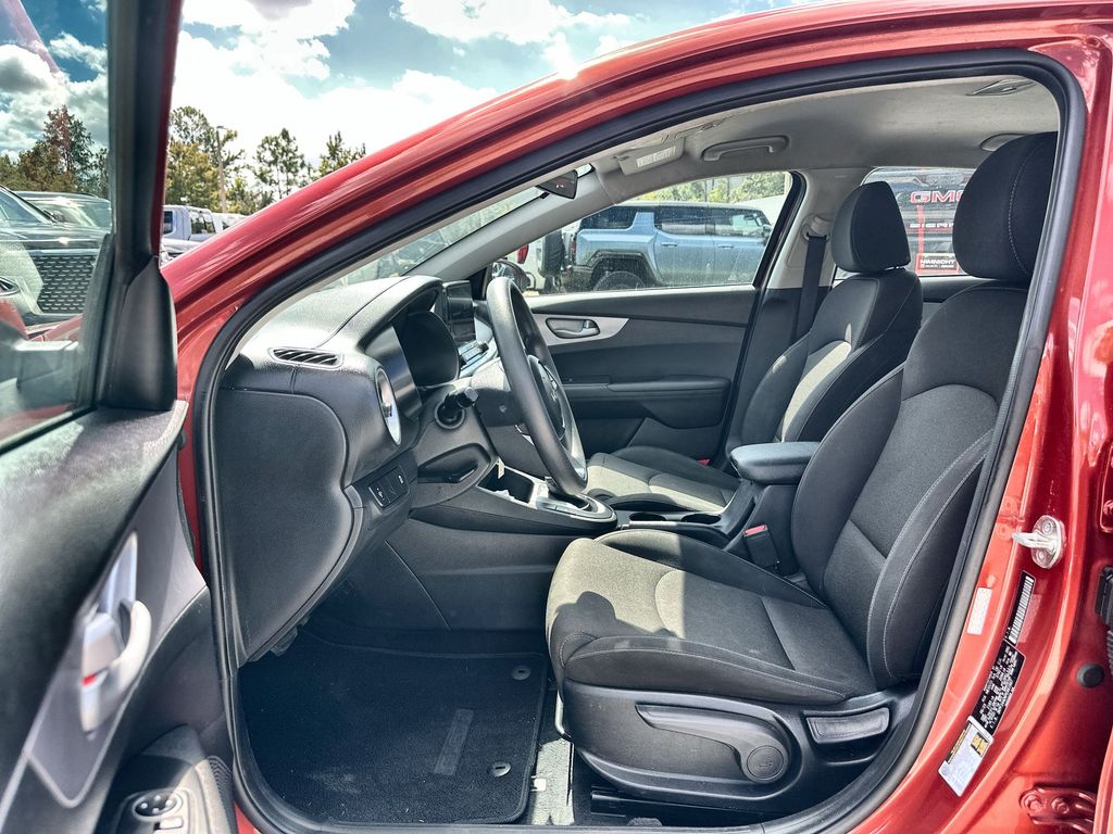 2023 Kia Forte LXS photo 2