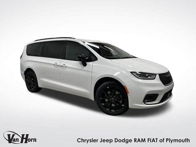 2026 Chrysler Pacifica Select's photo