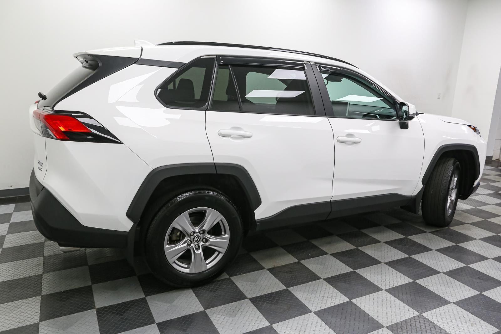 2023 Toyota RAV4 XLE photo 4
