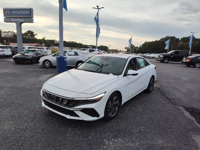 2025 Hyundai Elantra Limited photo 3