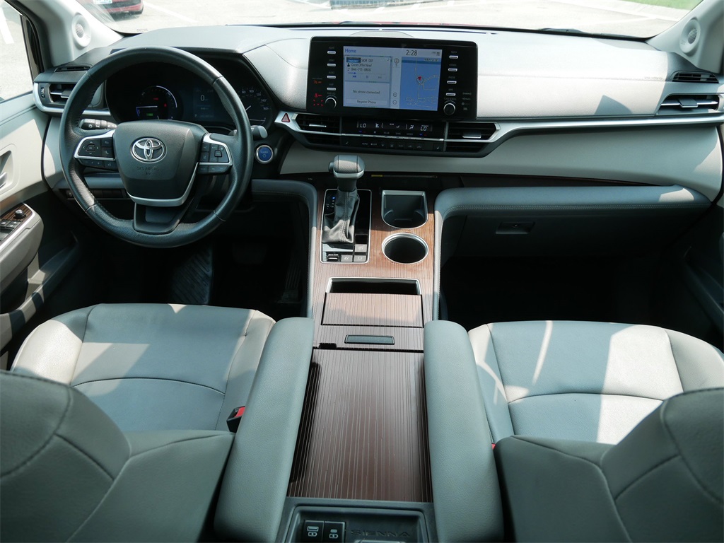 2024 Toyota Sienna XLE photo 13