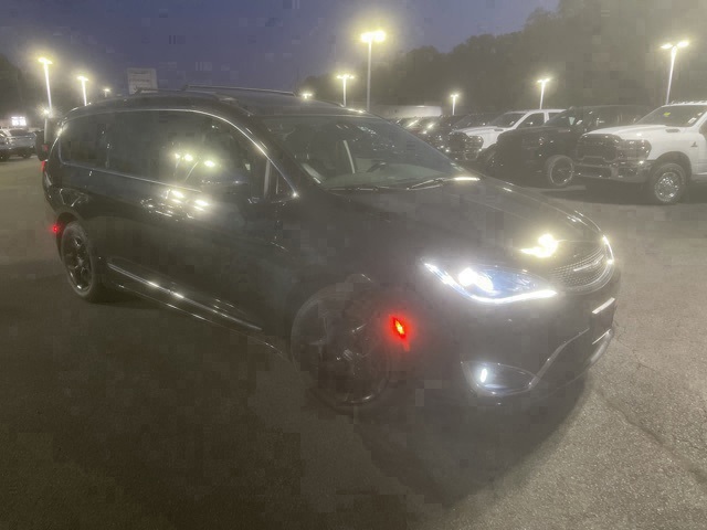 2018 Chrysler Pacifica Limited photo 2
