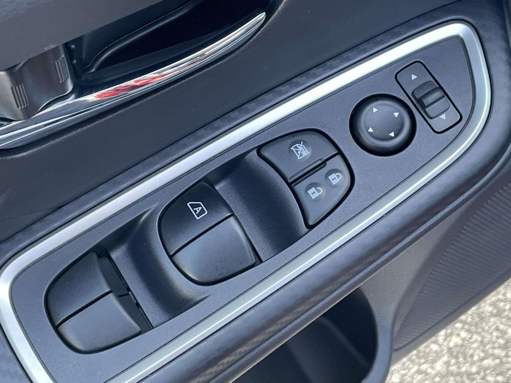 2025 Nissan Versa SR photo 15