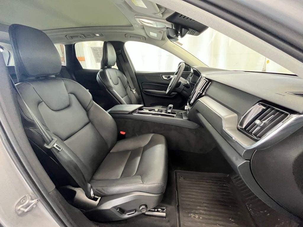 2024 Volvo XC60 B5 Core photo 10