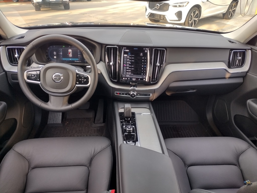 2025 VOLVO XC60 - Image 16