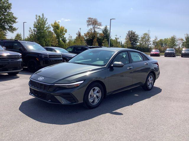 2025 Hyundai Elantra SE's photo