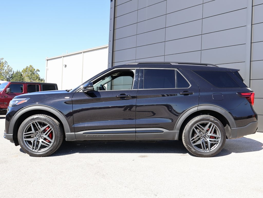 2025 Ford Explorer ST-Line photo 2