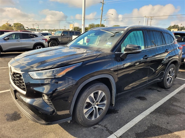 2022 Toyota Highlander XLE's photo