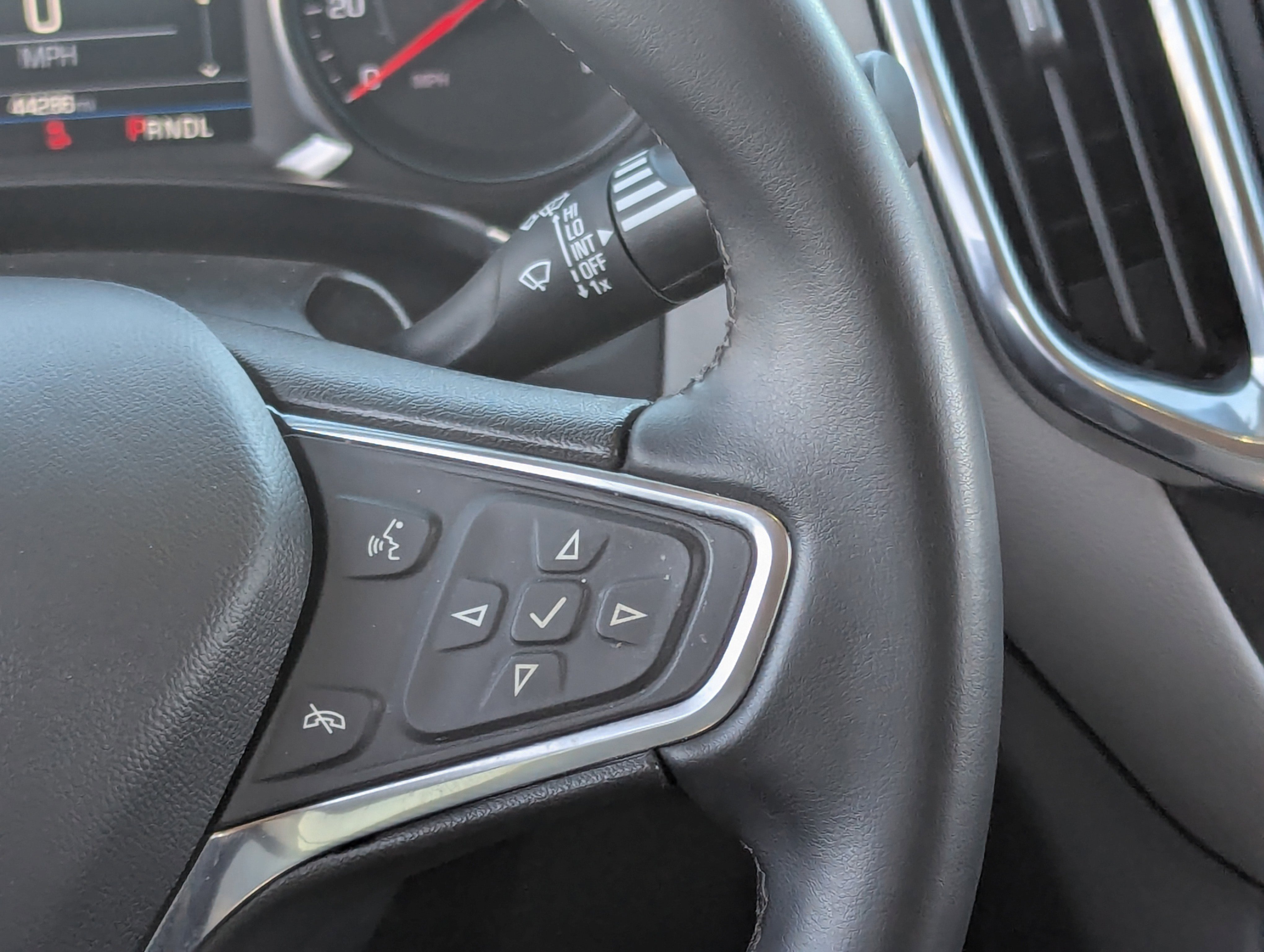 2024 Chevrolet Equinox LT photo 3