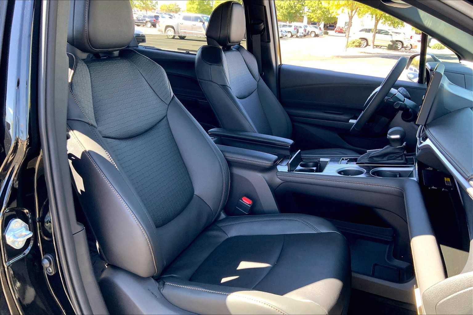 2025 Toyota Sienna Woodland Edition photo 7