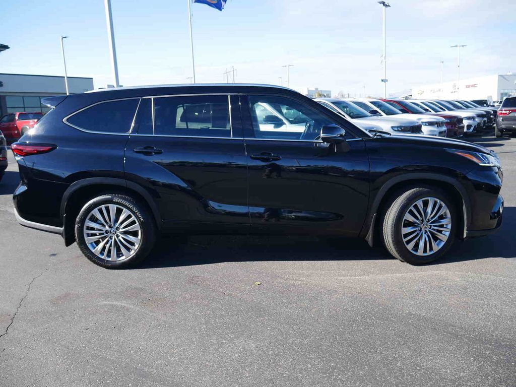 2023 Toyota Highlander LE photo 20