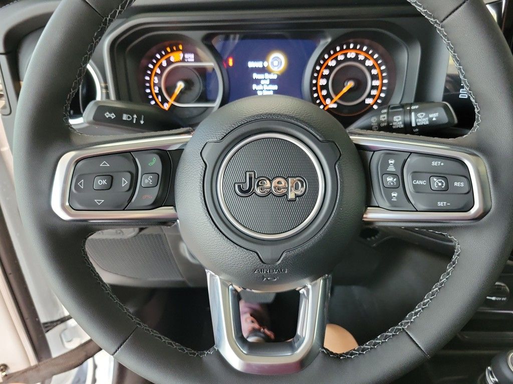 2025 Jeep Wrangler Sahara photo 9