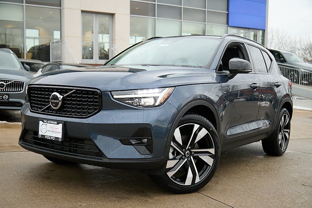 2026 VOLVO XC40 - Image 1