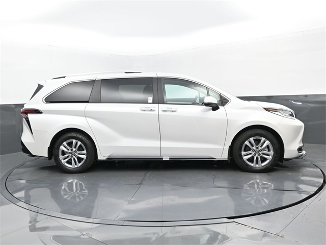 2024 Toyota Sienna Limited photo 2