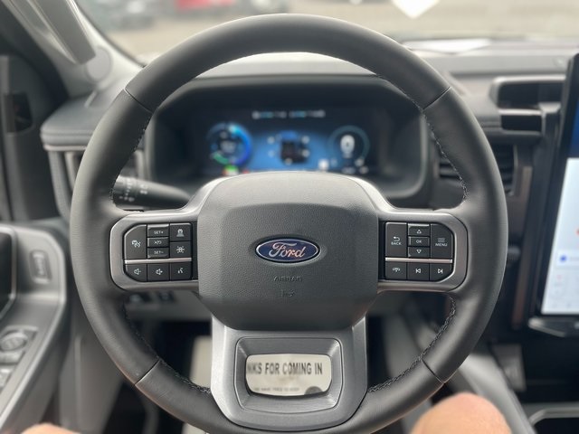 2025 Ford F-150 Lightning Lariat photo 20