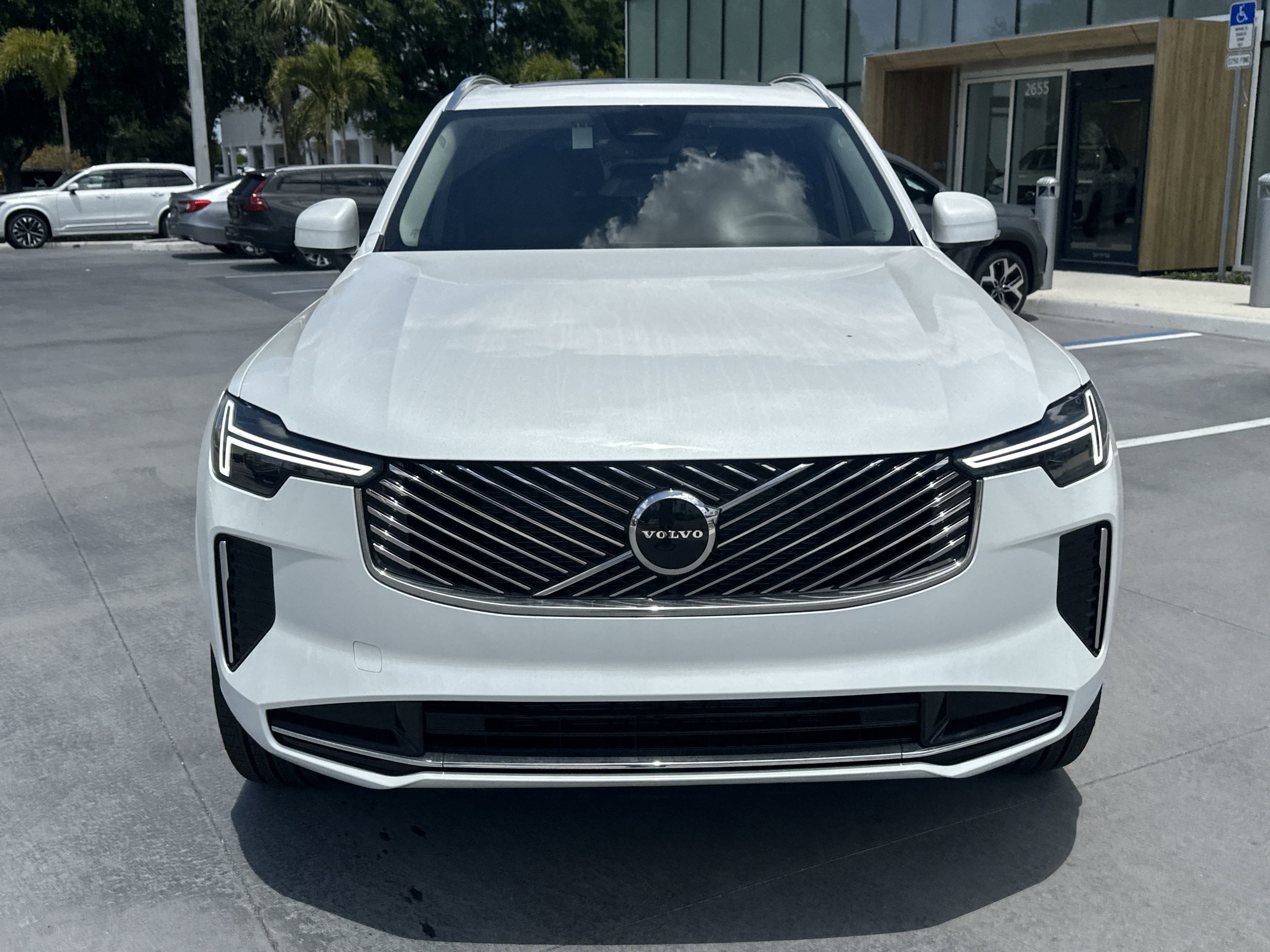 2025 Volvo XC90 Core photo 2