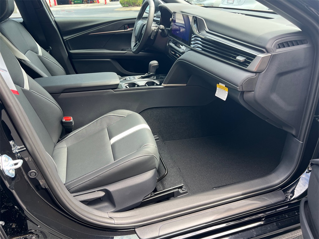 2025 Toyota Camry SE photo 13