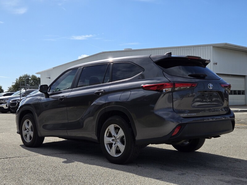 2023 Toyota Highlander L photo 3