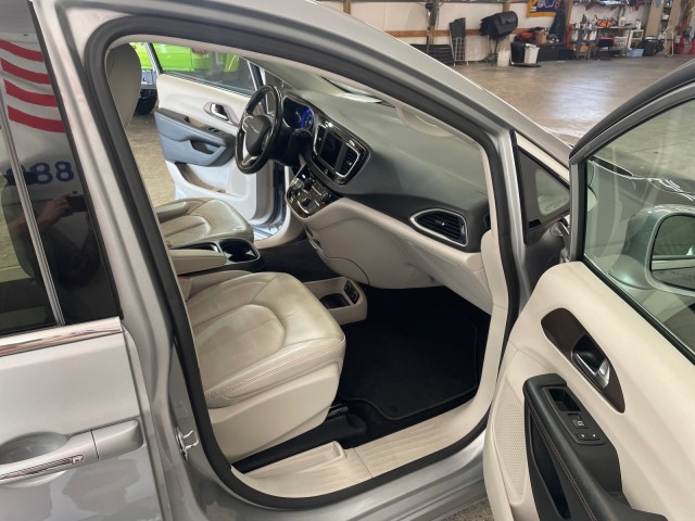 2019 Chrysler Pacifica Touring L photo 13