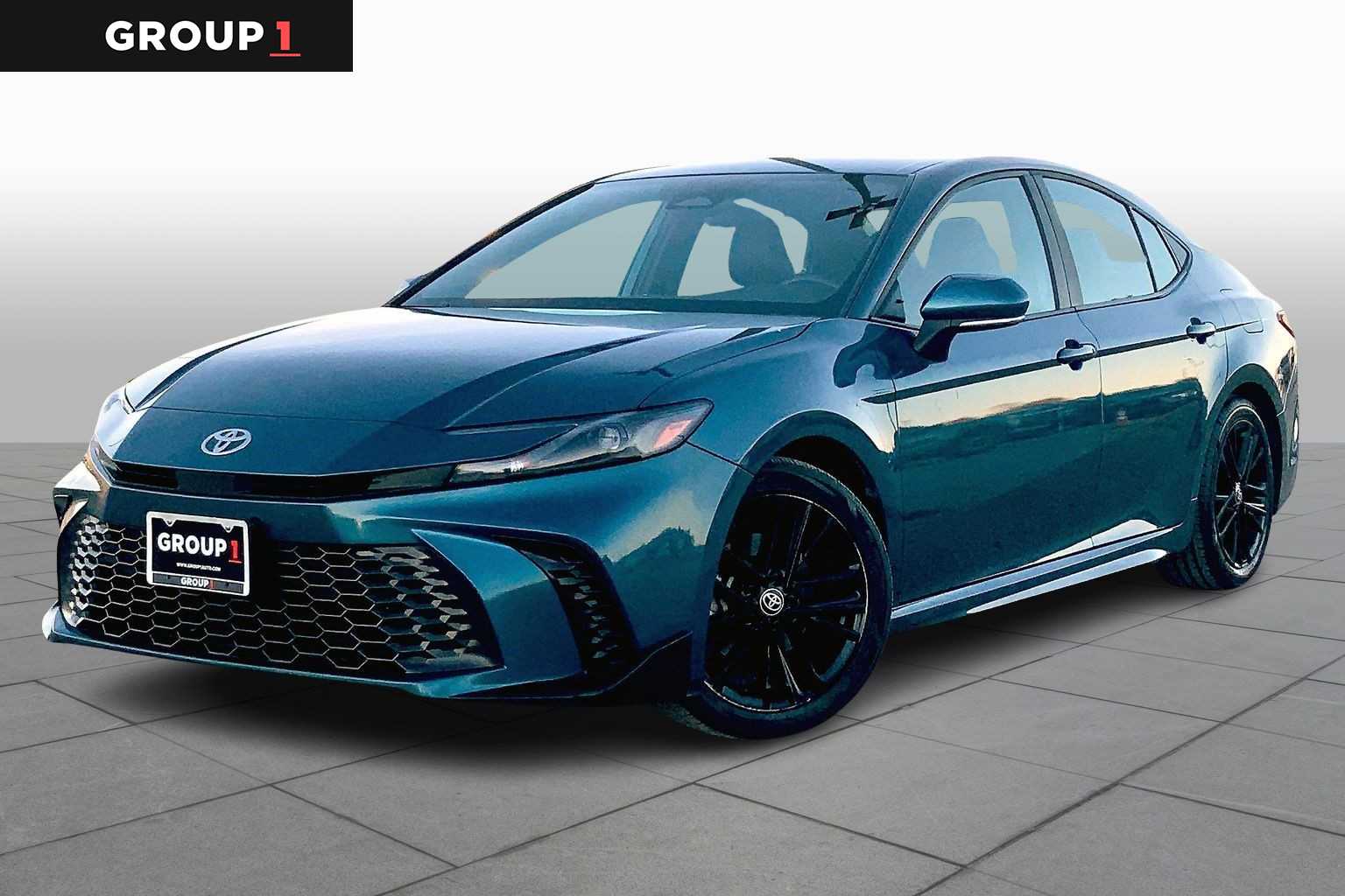 2025 Toyota Camry SE's photo