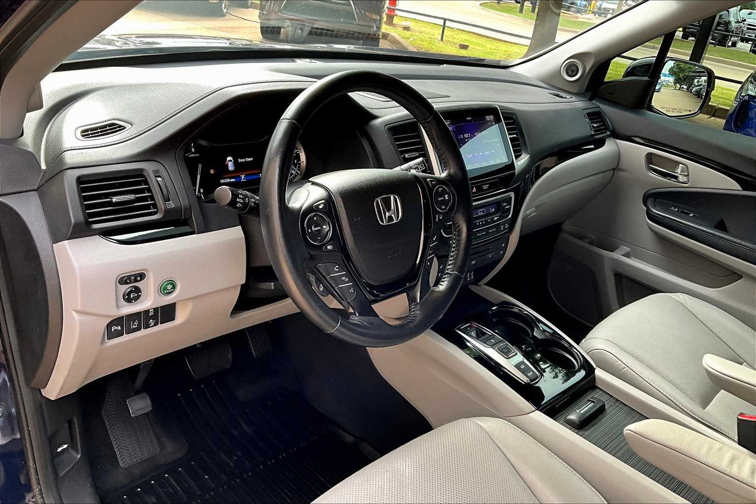 2016 Honda Pilot Elite photo 16
