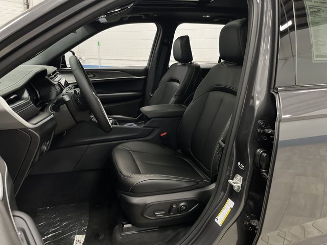 2025 Jeep Grand Cherokee Limited photo 3