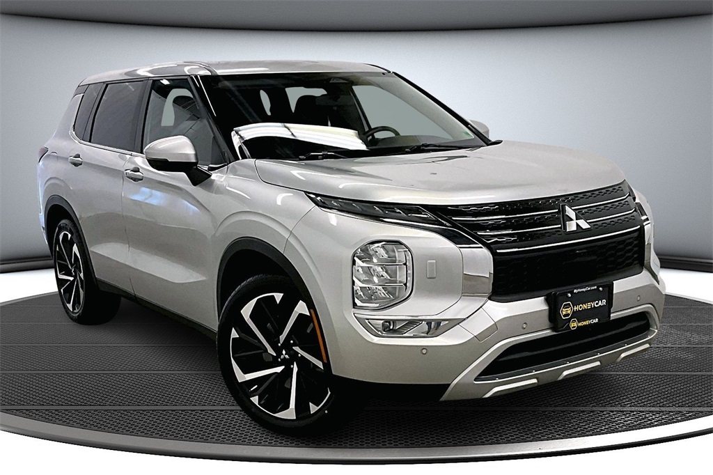 2024 Mitsubishi Outlander SE's photo