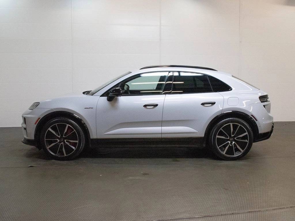 2025 Porsche Macan Turbo Electric photo 2