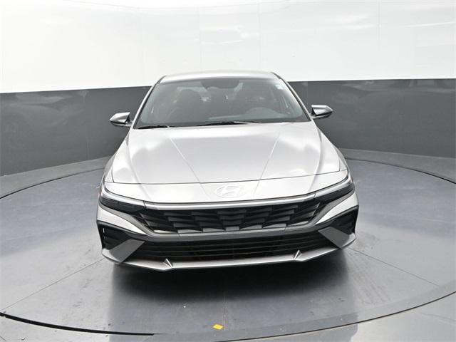2025 Hyundai Elantra SEL Sport photo 3