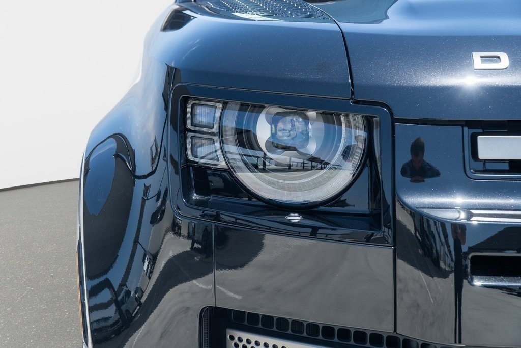 2025 Land Rover Defender 110 X-Dynamic SE photo 9