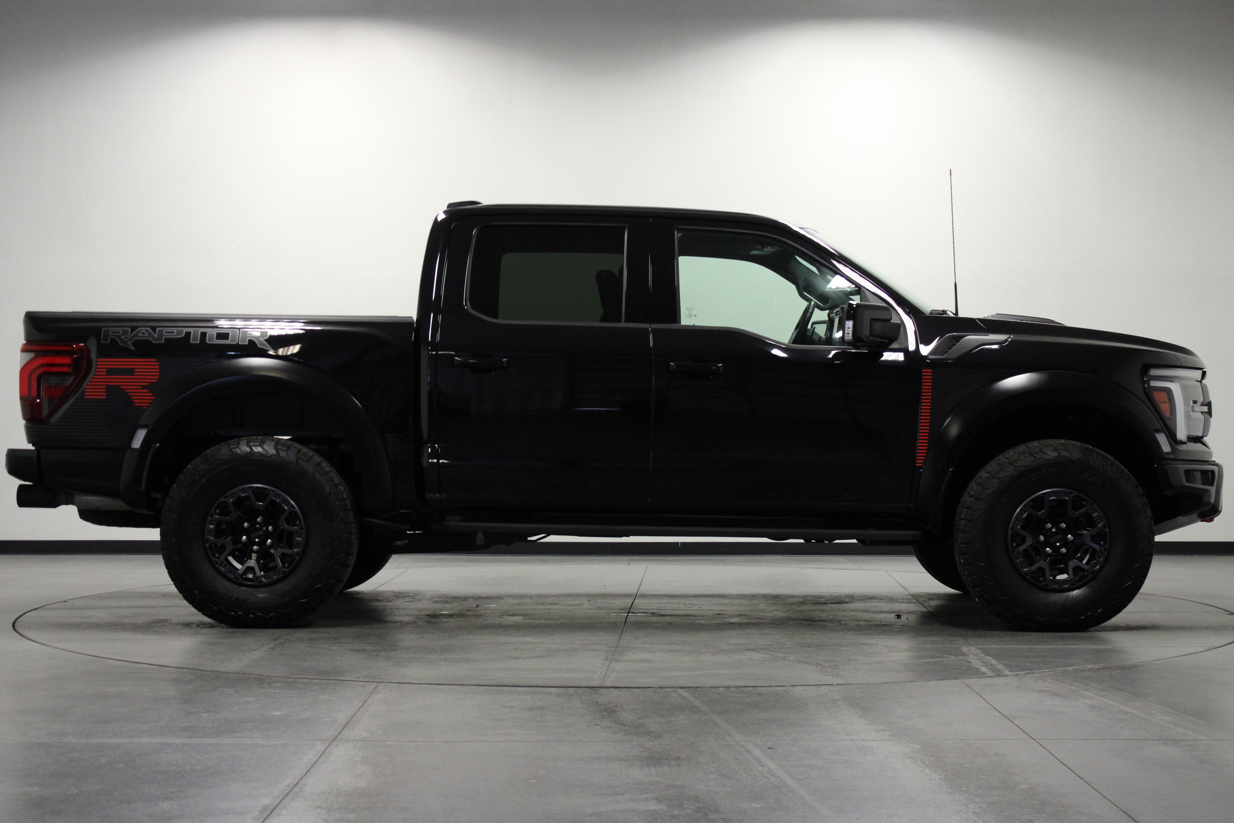 2024 Ford F-150 Raptor photo 2