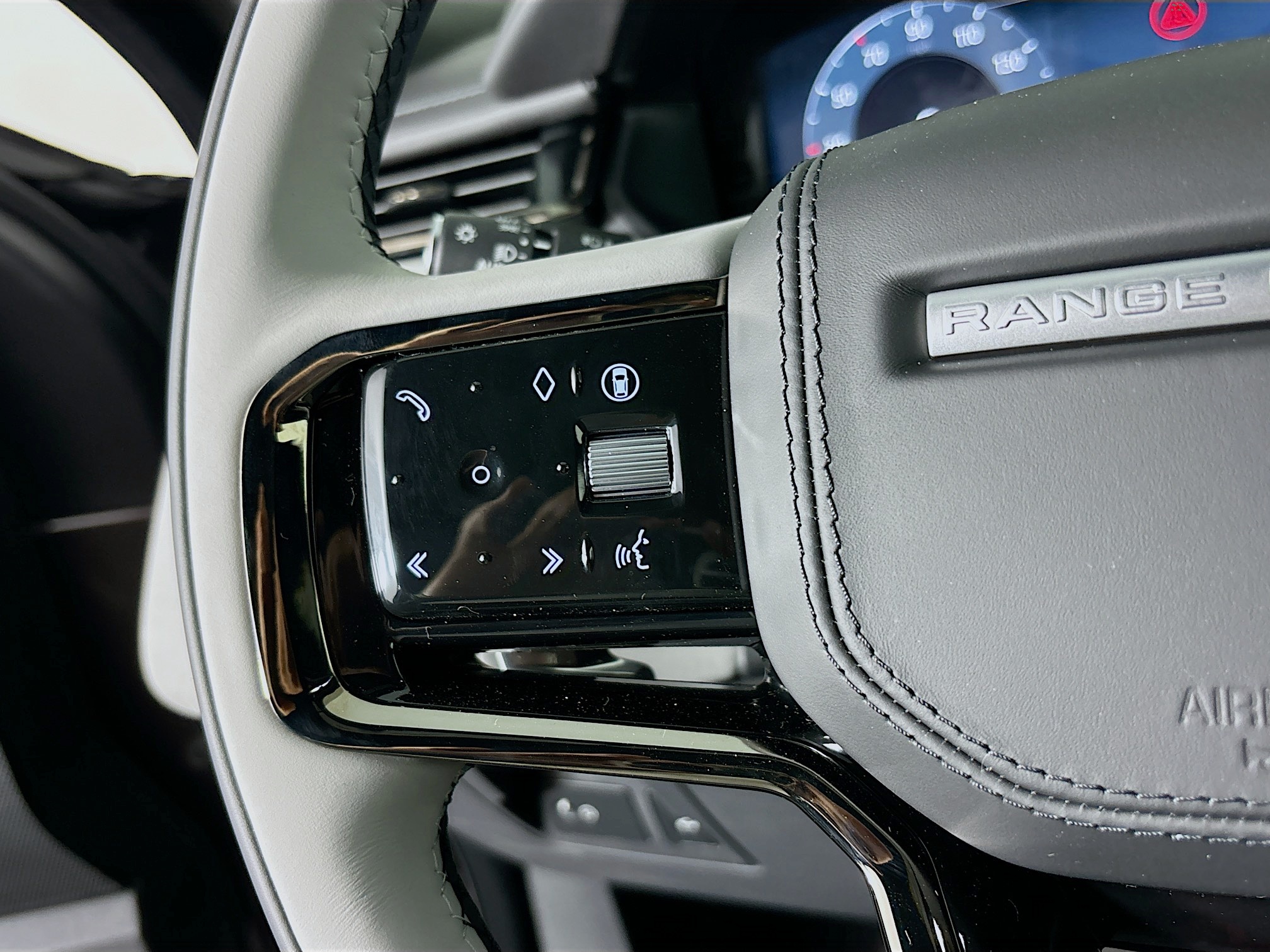 2026 Land Rover Range Rover Velar SE photo 7