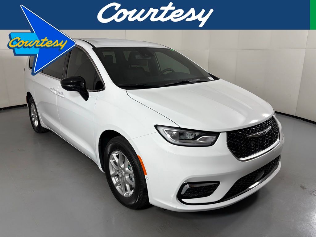 2026 Chrysler Pacifica Select's photo