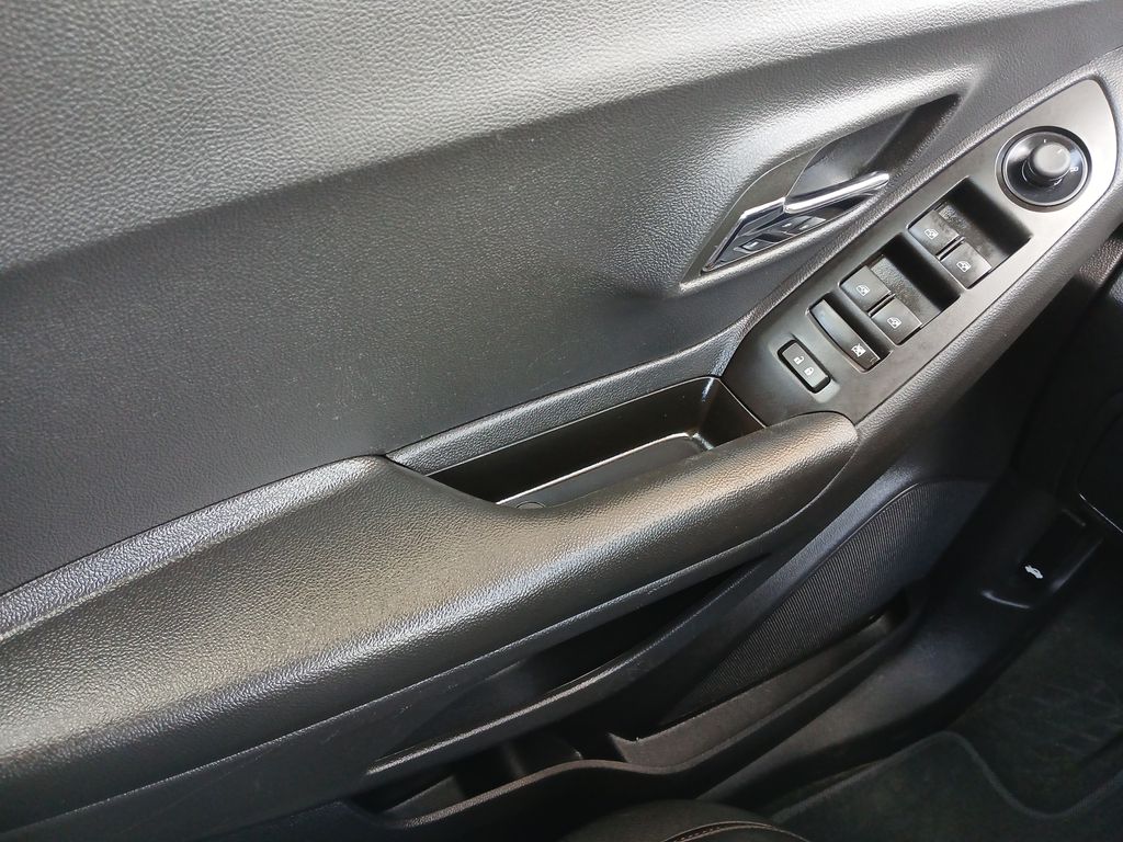 2022 Chevrolet Trax LT photo 21