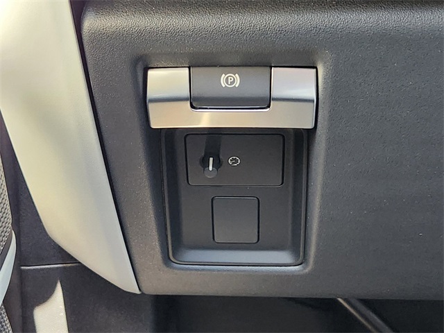 2024 Land Rover Defender 110 S photo 18