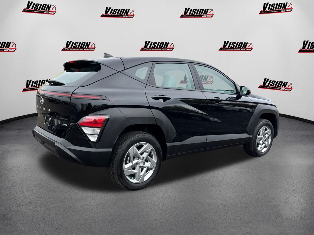 2025 Hyundai Kona SE photo 3