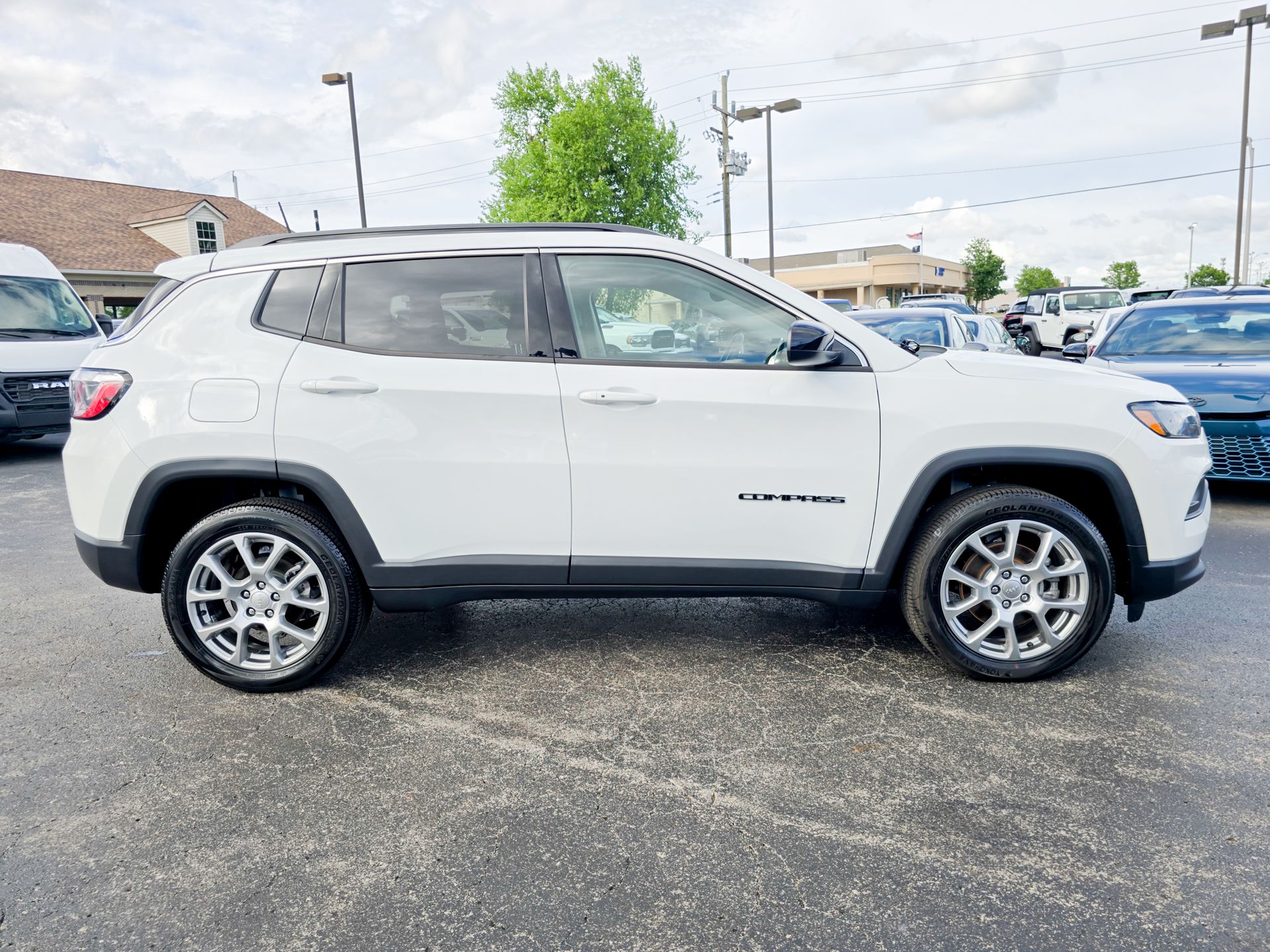 2022 Jeep Compass Latitude Lux photo 22