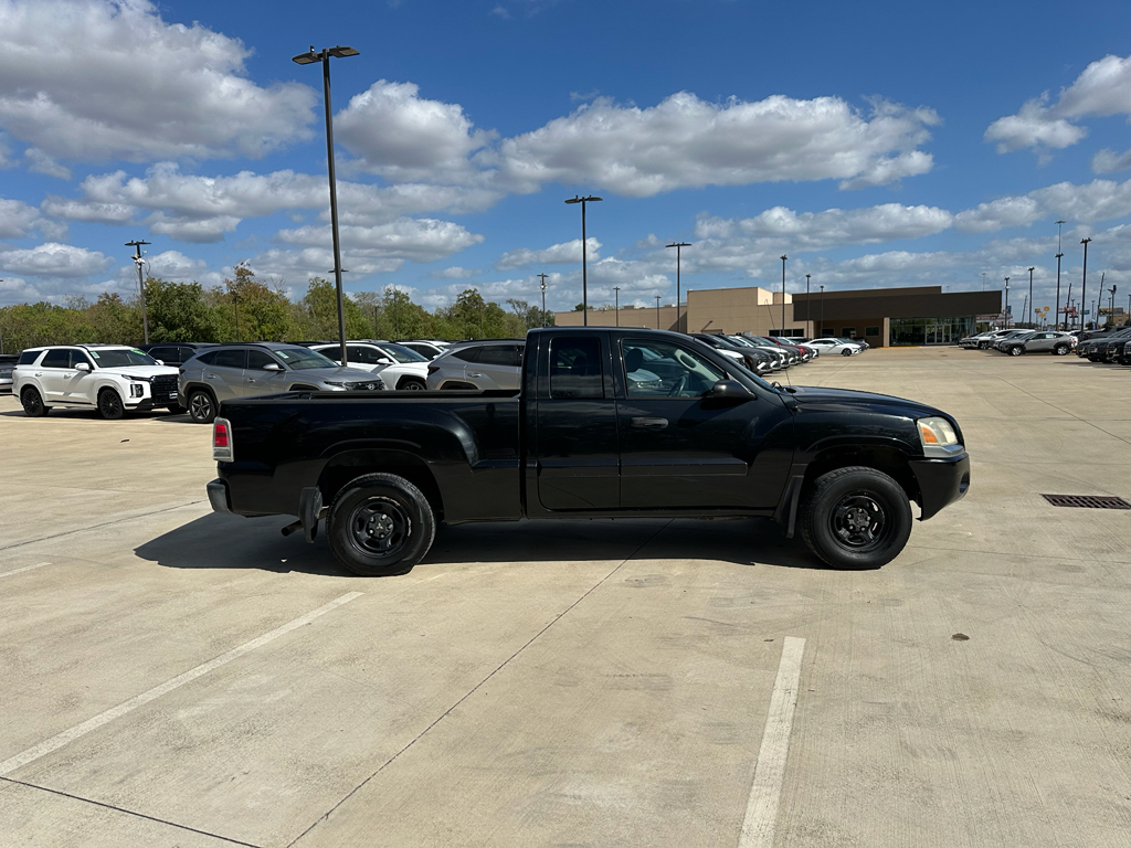 2007 Mitsubishi Raider LS photo 4