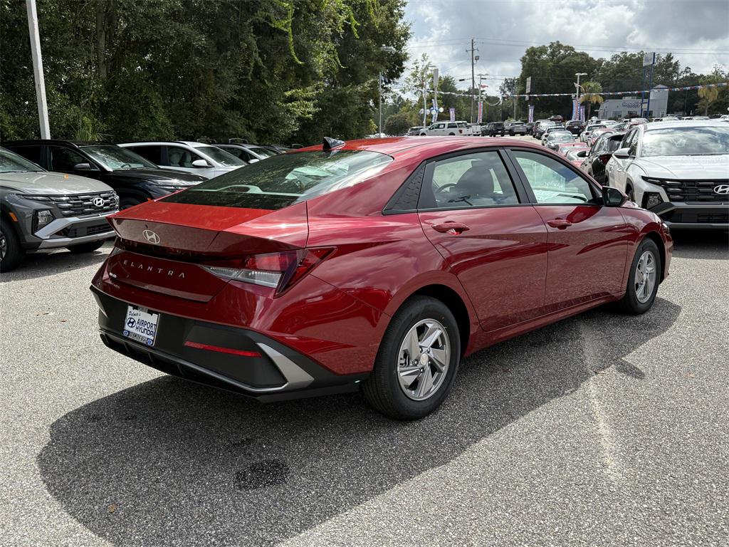 2026 Hyundai Elantra SE photo 3