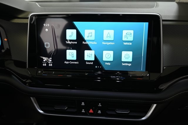 2026 Volkswagen Atlas Cross Sport SEL R-Line photo 4