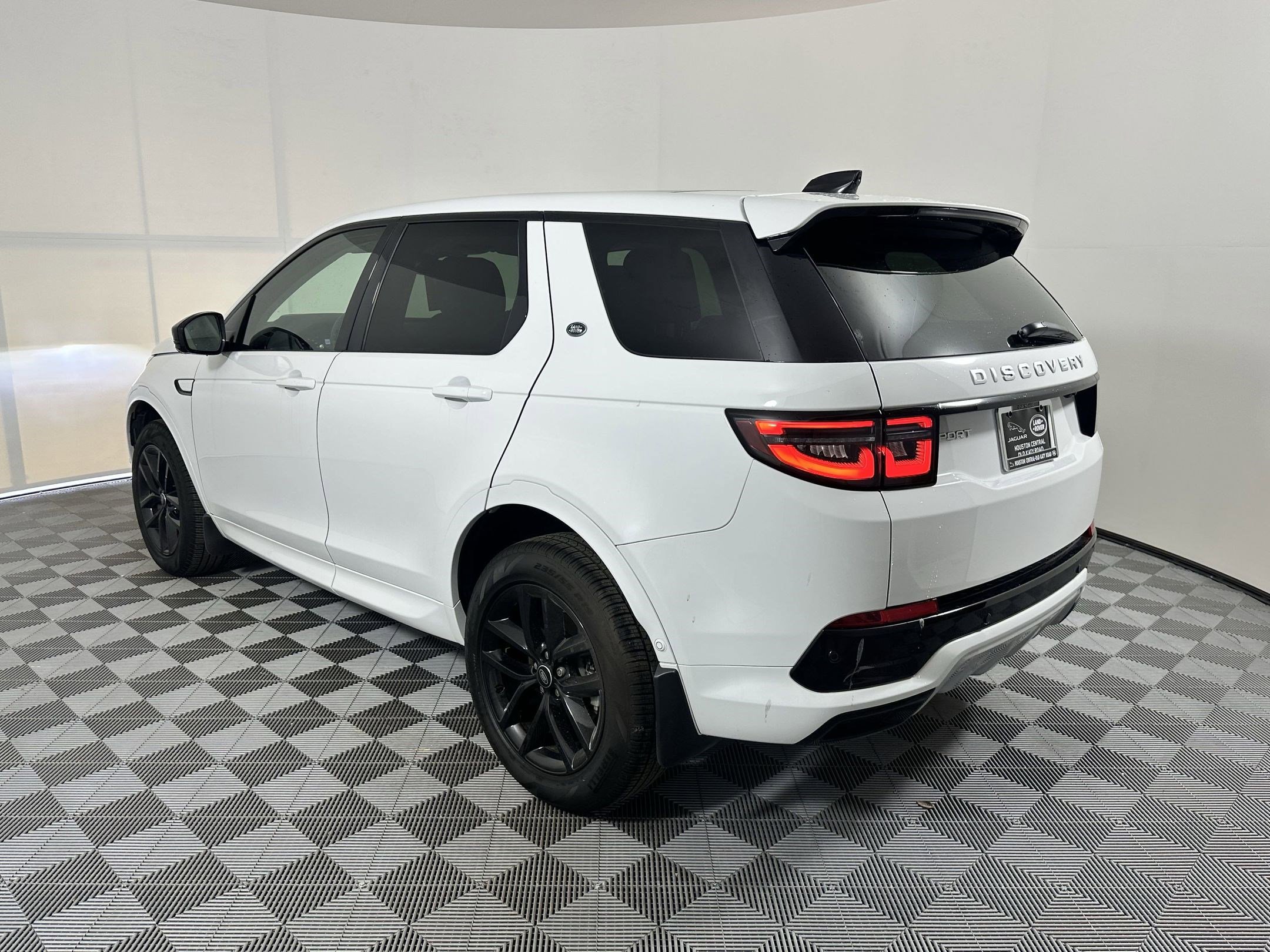 2024 Land Rover Discovery Sport S photo 3
