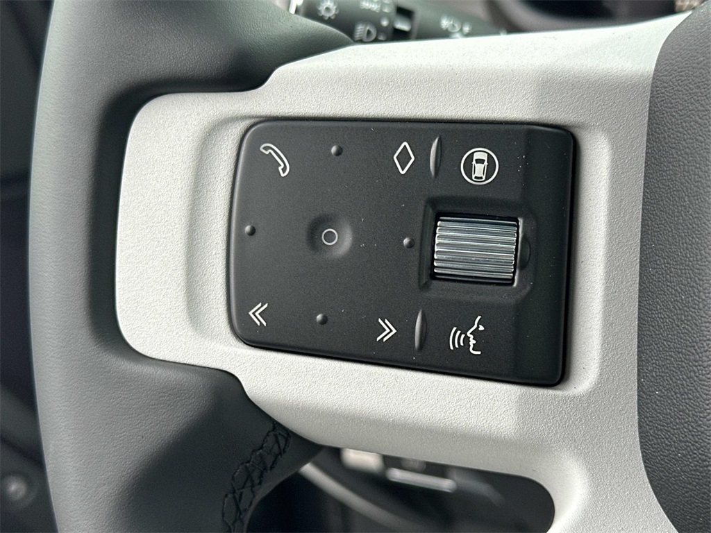 2025 Land Rover Defender 110 X-Dynamic SE photo 7