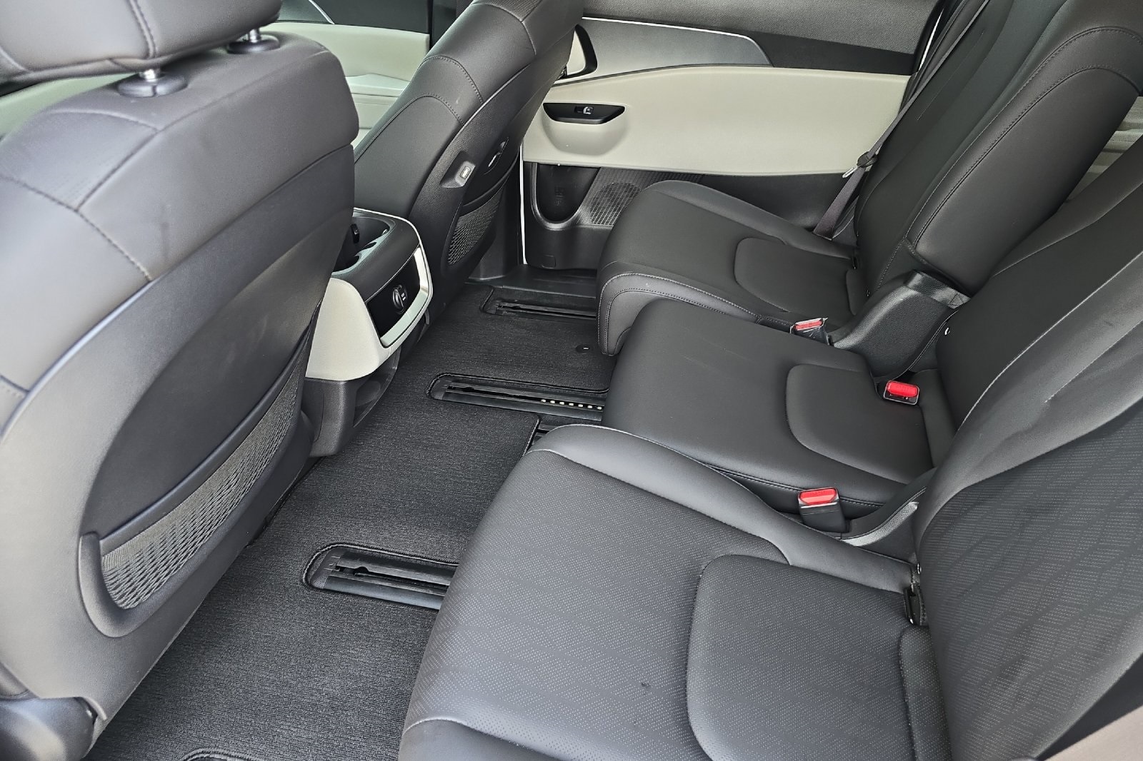 2024 Kia Carnival LX photo 11