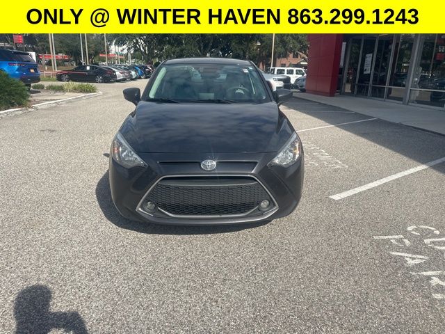 2019 Toyota Yaris LE photo 3