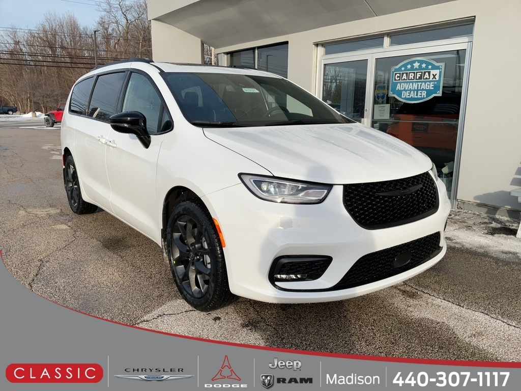 2026 Chrysler Pacifica Limited's photo