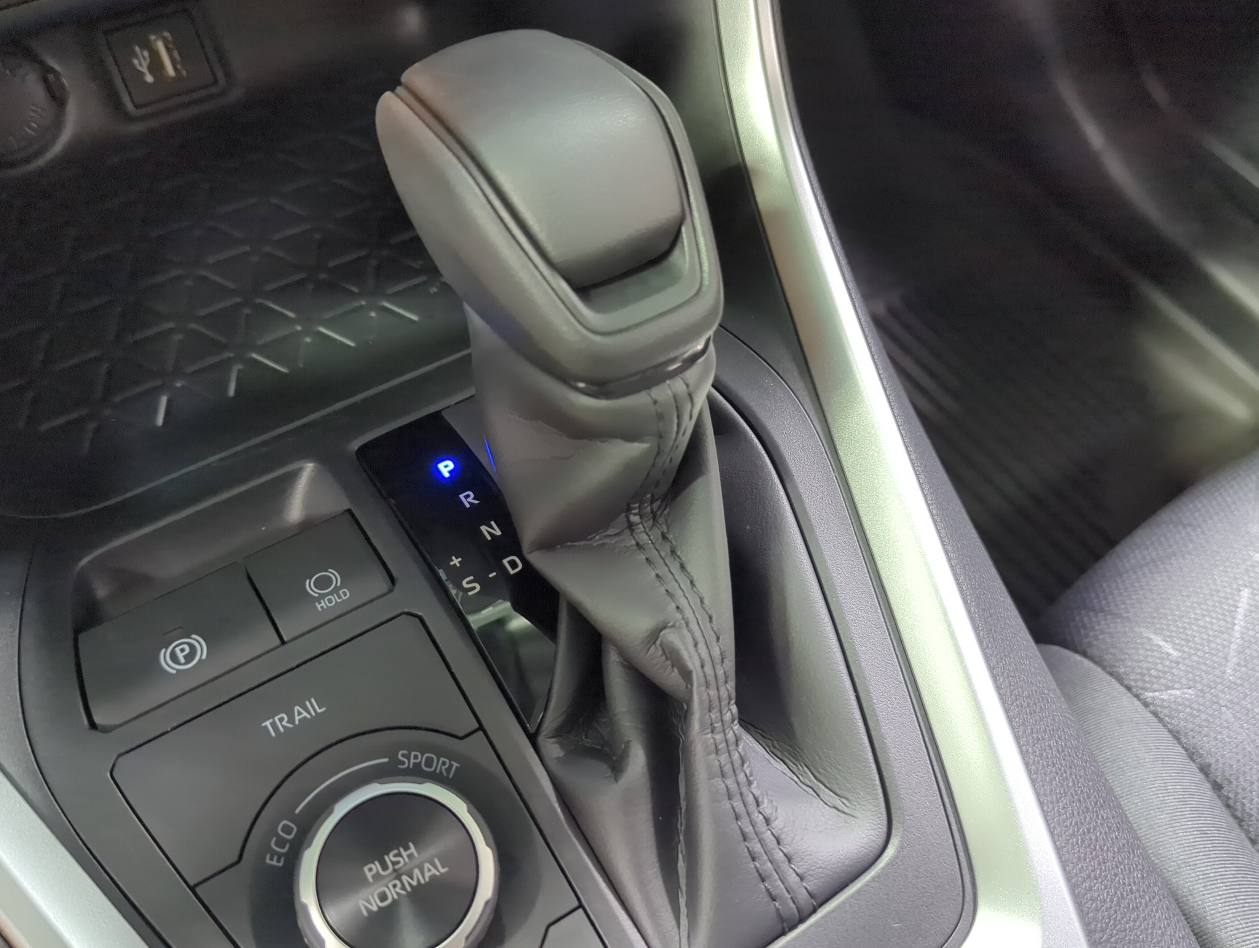 2025 Toyota RAV4 Hybrid XLE photo 14
