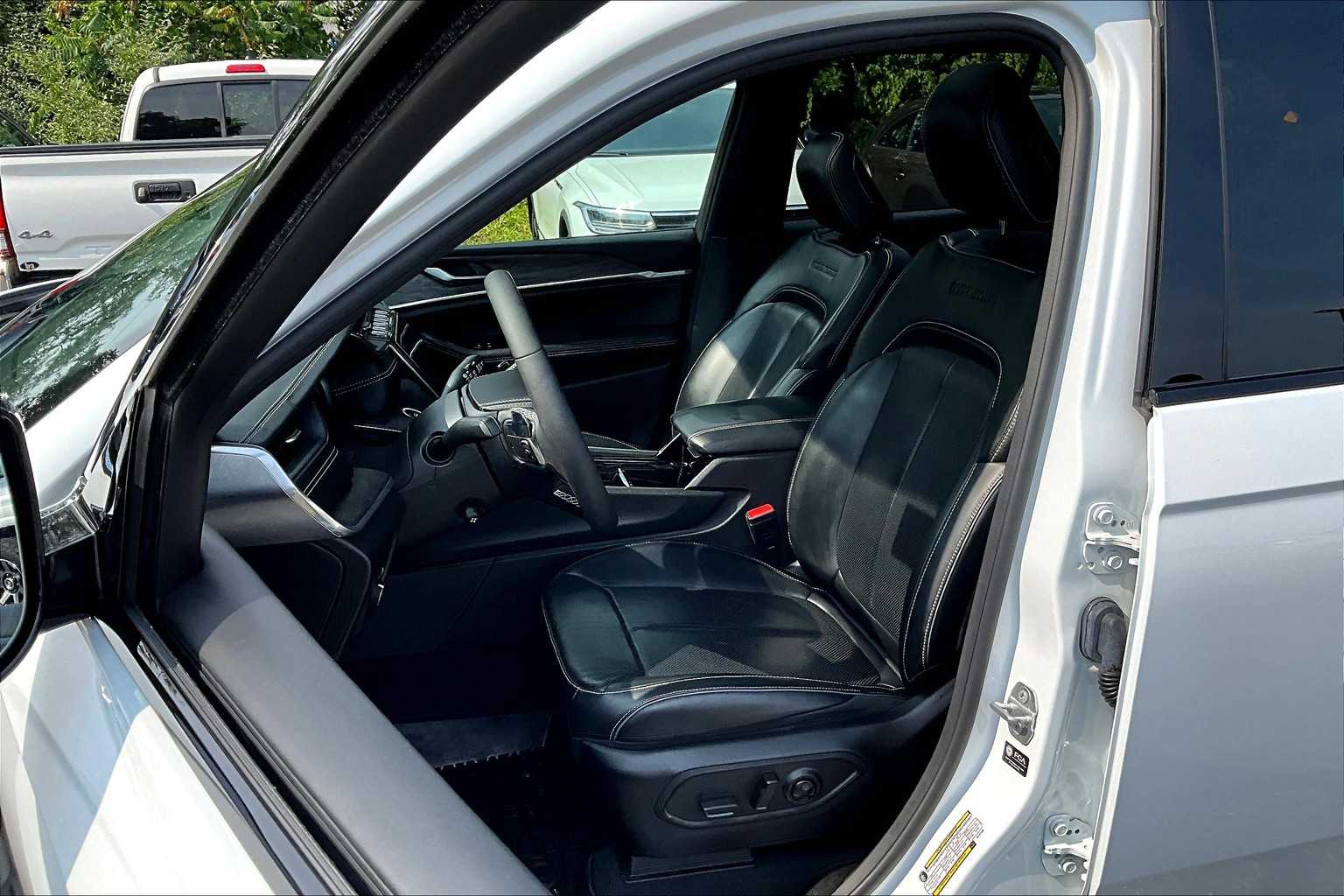 2023 Jeep Grand Cherokee Overland photo 7