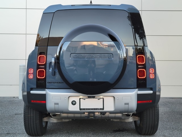 2024 Land Rover Defender 110 S photo 4