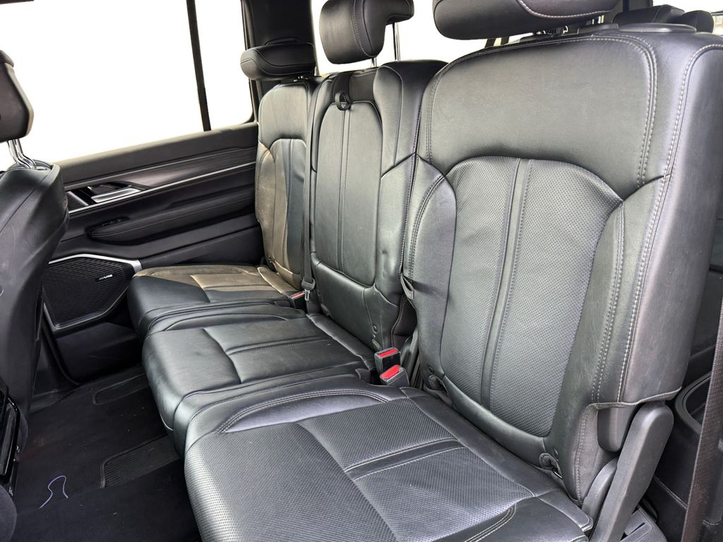 2023 Jeep Wagoneer L Series II photo 13